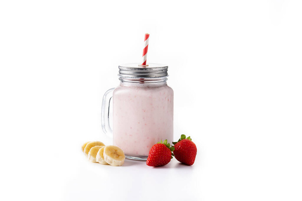 Φρέσκο smoothie φράουλας και μπανάνας σε βάζο απομονωμένο σε λευκό φόντο - Φωτογραφία, εικόνα