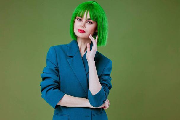 Jonge vrouw Glamor groene pruik rode lippen blauwe jas studio model ongewijzigd - Foto, afbeelding