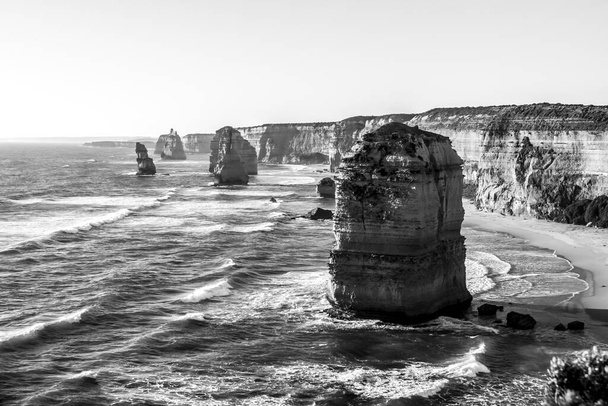 Dvanáct apoštolů Sea Rocks poblíž Great Ocean Road, Port Campbell National Park, Austrálie. Černobílý obrázek - Fotografie, Obrázek