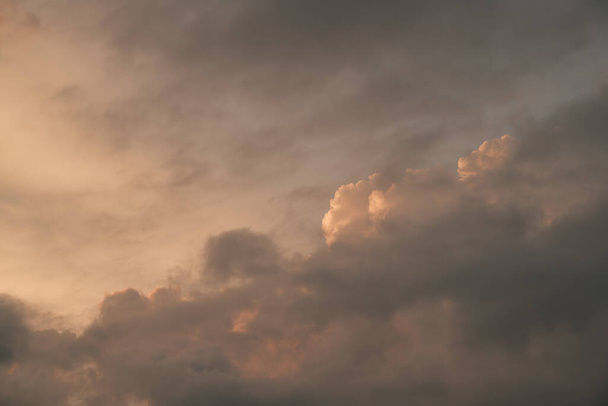 Πανόραμα του καλοκαιρινού ουρανού το βράδυ. Σύννεφα με λίγο ήλιο. - Φωτογραφία, εικόνα