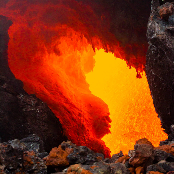 Erupce sopky Tolbachik, vroucí magma proudící lávovými trubicemi pod vrstvou pevné lávy, poloostrov Kamčatka, Rusko - Fotografie, Obrázek