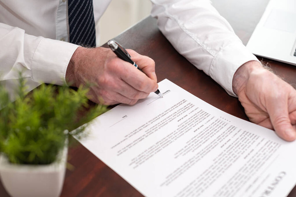 Ruka podnikatele podepisující smlouvu (Lorem ipsum text použitý) - Fotografie, Obrázek