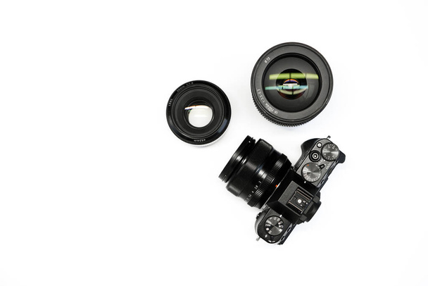 SLR kamera na bílém pozadí se sadou portrétních a zoomových čoček horní pohled - Fotografie, Obrázek