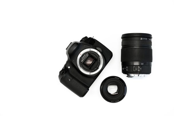 SLR kamera valkoisella taustalla joukko muotokuva ja zoom linssit ylhäältä näkymä - Valokuva, kuva