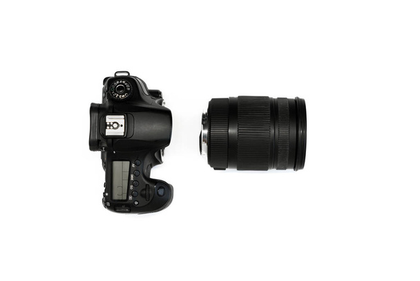 SLR kamera fehér háttér egy sor portré és zoom objektívek felülnézet - Fotó, kép