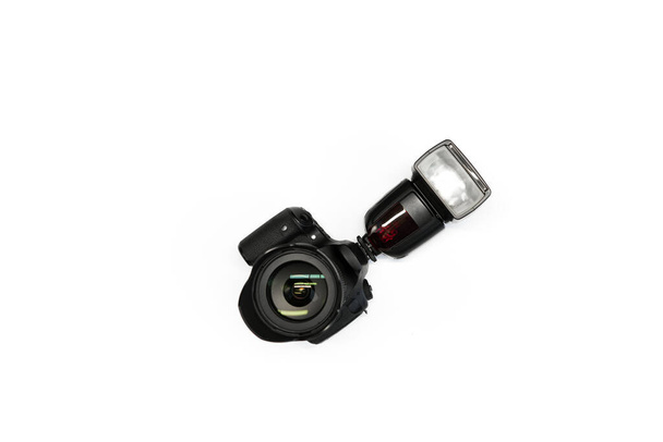 αντανακλαστική κάμερα με φλας σε λευκό φόντο πάνω όψη - Φωτογραφία, εικόνα