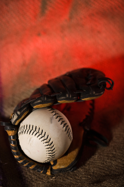 Baseball ball and glove - Foto, afbeelding