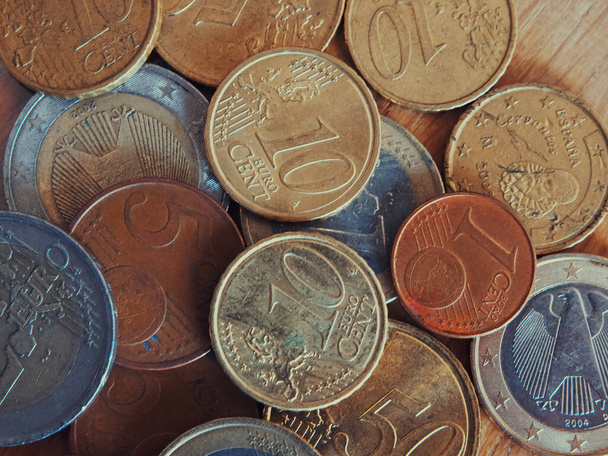 Πολλά λεπτά ευρώ διαφορετικών ονομαστικών αξιών, ένα κοντινό πλάνο. - Φωτογραφία, εικόνα
