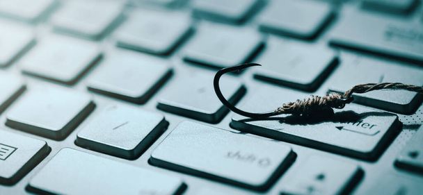 Phishing und Cyber-Kriminalität. Angelhaken auf der Computertastatur. Kopierraum - Foto, Bild
