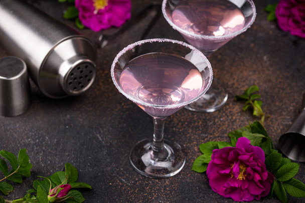 Różowy koktajl martini z syropem różanym - Zdjęcie, obraz