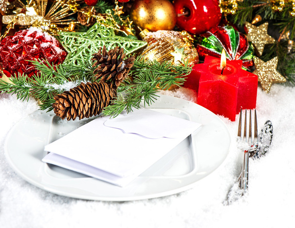 christmas table place setting with red and gold decorations - 写真・画像