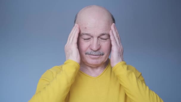 Idősebb spanyol felnőtt férfi szörnyű fejfájással. - Felvétel, videó
