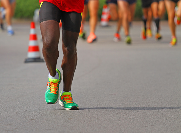 sportovec běží po ulici během závodu venku - Fotografie, Obrázek