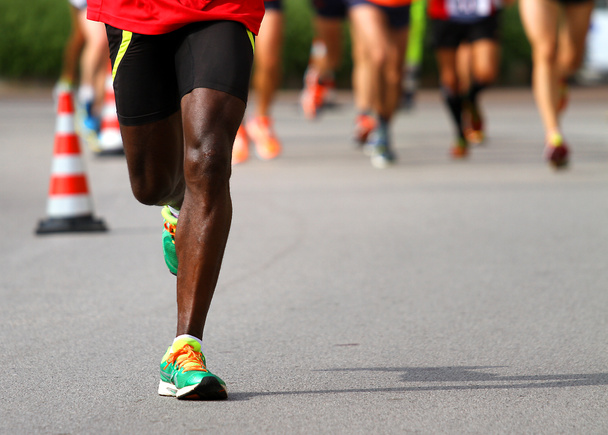 atleta corre lungo la strada durante la gara all'aperto
 - Foto, immagini