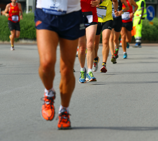 ноги спортсменов, участвующих в длинном международном марафоне
 - Фото, изображение