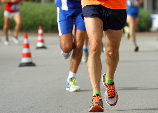 ноги спортсменов в кроссовках быстро бегают
 - Фото, изображение