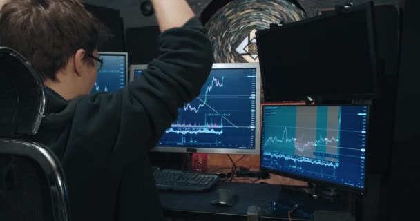 Трейдер на фондовій біржі, бачить зростання котирувань на графіку і дуже щасливий
 - Кадри, відео