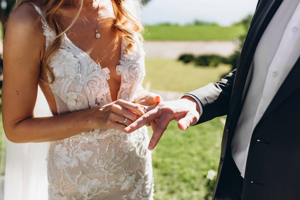 detailní záběr ženicha dává snubní prsten na prst nevěsty na obřadu - Fotografie, Obrázek