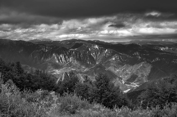 панорамний вид на долину Вальдастіко на півночі Італії з військового форту Камполонго, на плато Азіаго. - Фото, зображення