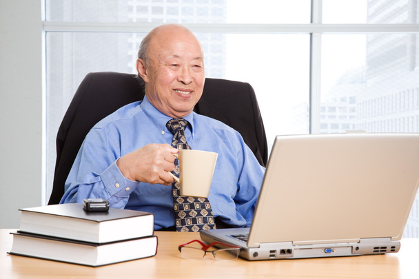 Senior asiático hombre de negocios
 - Foto, imagen