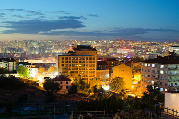 Escénica vista panorámica del paisaje nocturno de Ankara. Edificios iluminados de gran altura en el horizonte. Vista desde la colina cerca del Castillo de Ankara. Concepto de viajes y turismo.   - Foto, imagen