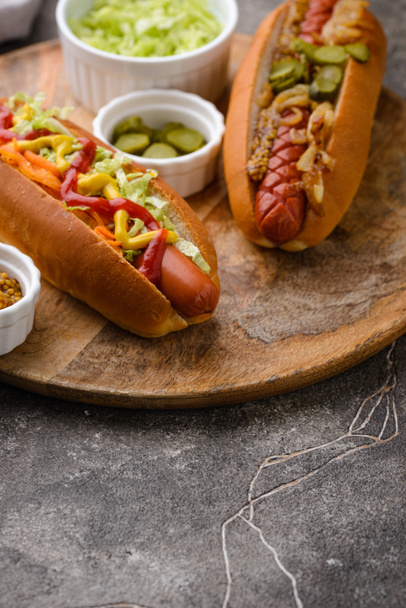 Hot dog z kiełbaskami. Tradycyjne amerykańskie fast food - Zdjęcie, obraz