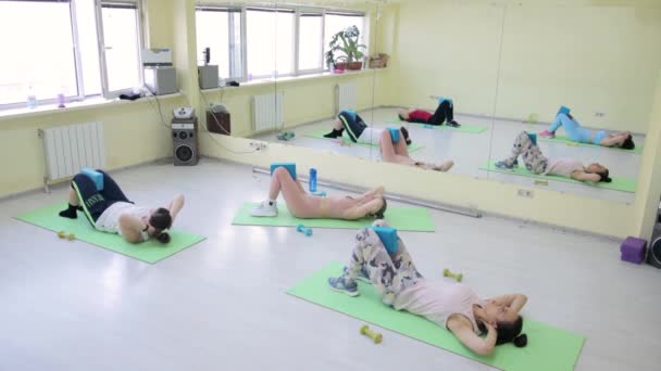 Um grupo de mulheres fazendo exercícios em um salão - Filmagem, Vídeo