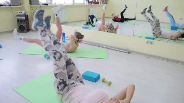 Un grupo de mujeres haciendo ejercicio en una sala - Metraje, vídeo