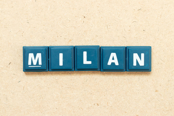 Fliese Alphabet Buchstabe in Wort Mailand auf Holz Hintergrund - Foto, Bild