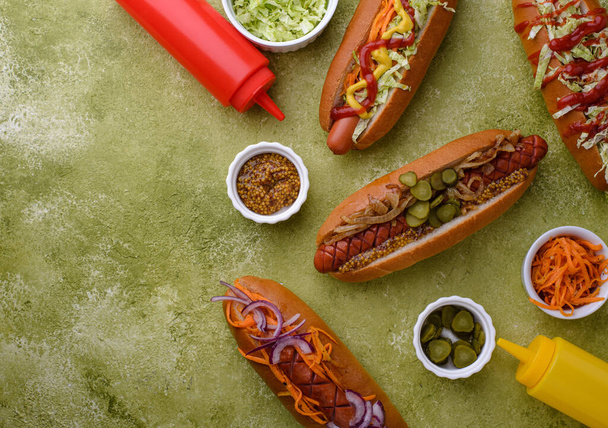 Hot dog con salsicce. Fast food americano tradizionale - Foto, immagini