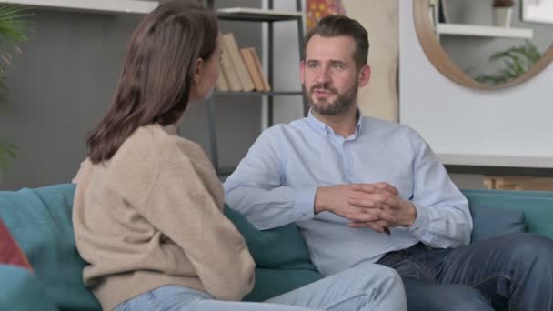 Ζευγάρι έχοντας σοβαρή συζήτηση, ενώ κάθεται στον καναπέ  - Πλάνα, βίντεο