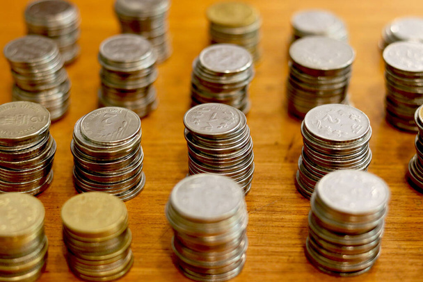 gruppo di monete di valuta pila sul tavolo - Immagine - Foto, immagini