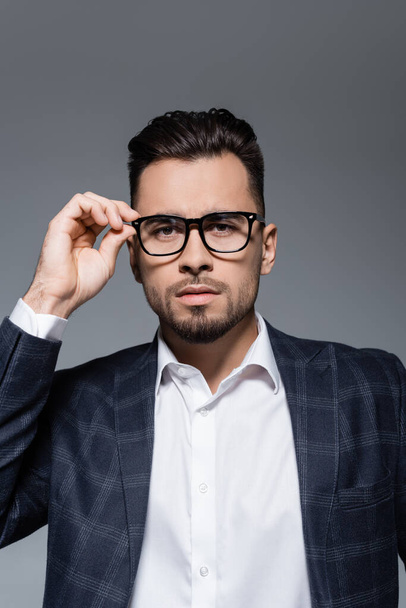 γενειοφόρος επιχειρηματίας με γυαλιά ρύθμισης σακάκι απομονώνονται σε γκρι - Φωτογραφία, εικόνα