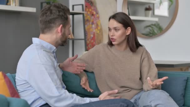 Σοβαρή γυναίκα μιλάει με τον άνθρωπο, ενώ κάθεται στον καναπέ  - Πλάνα, βίντεο