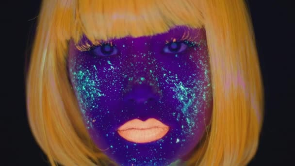 Close up ritratto di giovane signora asiatica con spazio ultravioletto trucco e arancione parrucca e labbra guardando la fotocamera - Filmati, video