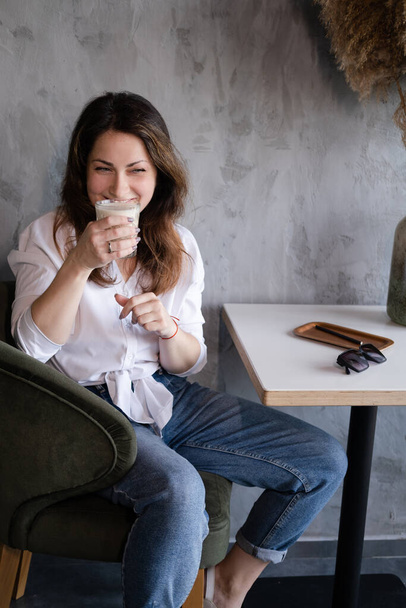 portrait of brunette woman girl in loft cafe. coffee break. lunch time. happy worker. business woman relax - Zdjęcie, obraz
