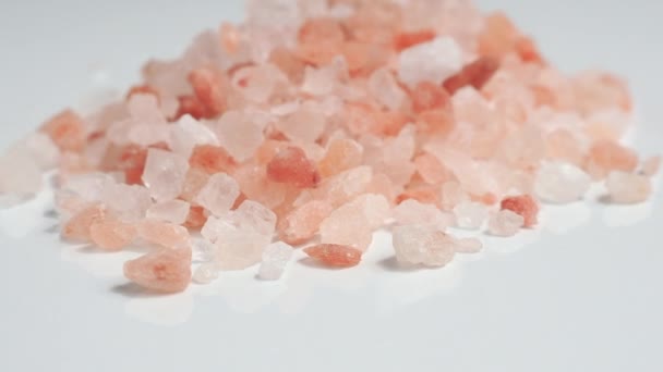 Rotação de cristais de sal rosa do Himalaia em bruto.  - Filmagem, Vídeo