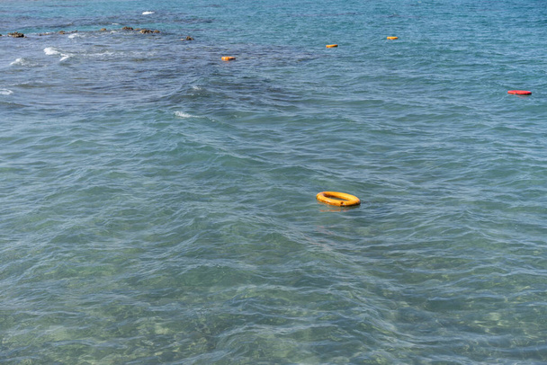 boyas de vida flotan en el mar azul - Foto, Imagen