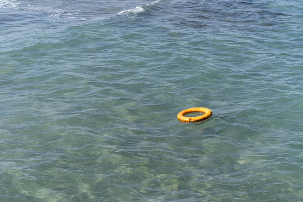 bouées de sauvetage flottent dans la mer bleue - Photo, image