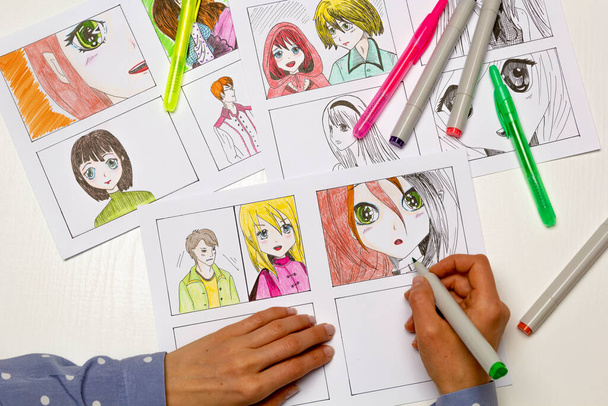 Taiteilija piirtää anime-sarjakuvalehteä. Manga-tyyli. - Valokuva, kuva