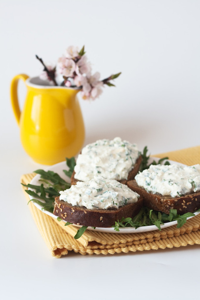 Cheese snack on rye bread and a bouquet - Fotoğraf, Görsel