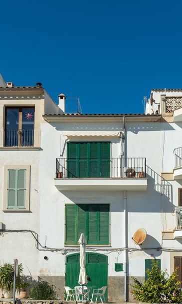 Portopetro, Spain; january 27 2022: Main facade of a typical house in the Majorcan town of Portopetro, Spain - Zdjęcie, obraz