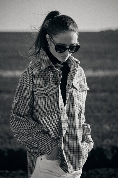  Black and white retro portrait of the beautiful girl with sunglasses, vintage. - Photo, image