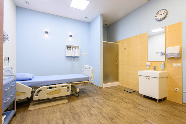 Современный интерьер врачебного кабинета в клинике. Пустой медицинский кабинет. - Фото, изображение