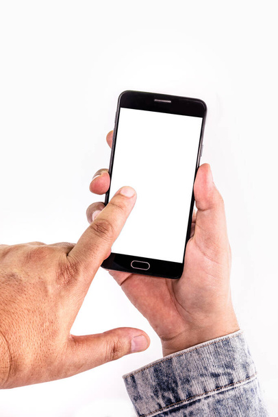 mannelijke handen met mobiele telefoon smartphone filmen en fotograferen iets, vinger met touchscreen, geïsoleerde witte achtergrond, leeg scherm voor mockup, kopieerruimte - Foto, afbeelding