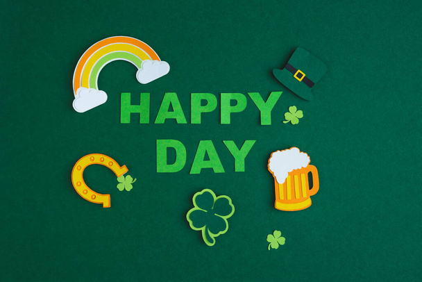 Día de San Patricio. Banner de diseño sobre fondo verde con HAPPY ST. PATRICKS DAY y decoraciones de cerveza, herradura, trébol y sombrero. Copiar espacio. - Foto, imagen