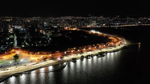 Porto Alegre éjszakai tájképe Brazíliáról. A brazil város látképét. Épületek Porto Alegre belvárosában Rio Grande do Sul Brazília. - Felvétel, videó