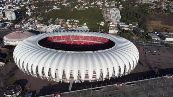 Zonsondergang in het sportcentrum stadion in het centrum van Porto Alegre Brazilië. Rio Grande do Sul staat. Stadsgezicht van het toerisme oriëntatiepunt van de stad. Historisch centrum. - Video