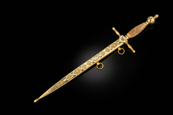 szuvenír gyűjthető ezüst arany tőr hüvellyel a fekete. Luxus fegyverek hagyományos kelta minták középkori vintage stílusban. - Fotó, kép