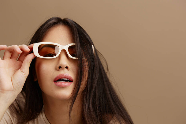 woman in sunglasses t-shirt posing modern styles isolated background - Valokuva, kuva